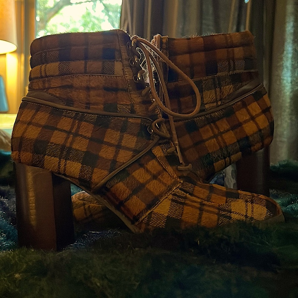 GORGEOUS, UNIQUE and COMFORTABLE!!!  BRAND NEW without box.